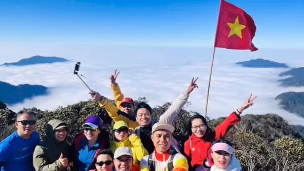 Tự hào Tổ quốc trên đỉnh Tây Côn Lĩnh.