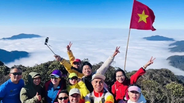 Tự hào Tổ quốc trên đỉnh Tây Côn Lĩnh.