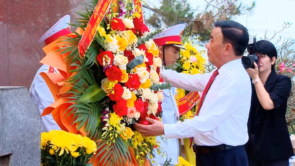 Thường trực Ban Bí thư Trần Cẩm Tú cùng Đoàn công tác của Trung ương dâng hoa, dâng hương tưởng niệm Tổng Bí thư Trần Phú.