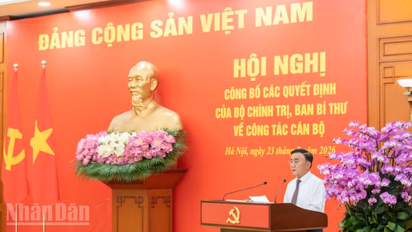 Đồng chí Trần Cẩm Tú, Ủy viên Bộ Chính trị, Thường trực Ban Bí thư dự và trao các quyết định về công tác cán bộ. (Ảnh: THẾ ĐẠI)