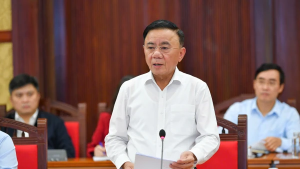 Đồng chí Trần Cẩm Tú, Ủy viên Bộ Chính trị, Thường trực Ban Bí thư, Trưởng Tiểu ban Tổ chức phục vụ Đại hội XIV của Đảng chủ trì họp Thường trực Tiểu ban. (Ảnh: THẾ ĐẠI)