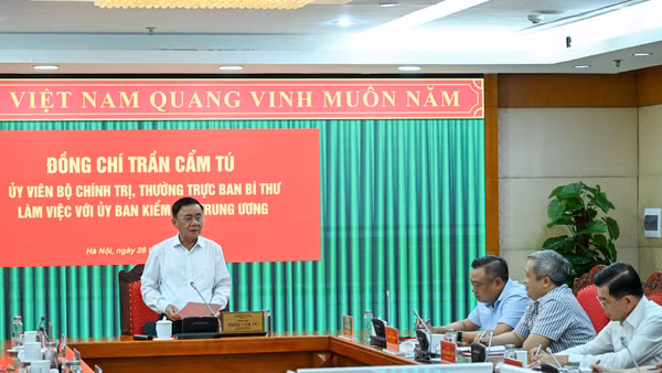 Thường trực Ban Bí thư Trần Cẩm Tú chủ trì buổi làm việc với Ủy ban Kiểm tra Trung ương. (Ảnh: DUY LINH)