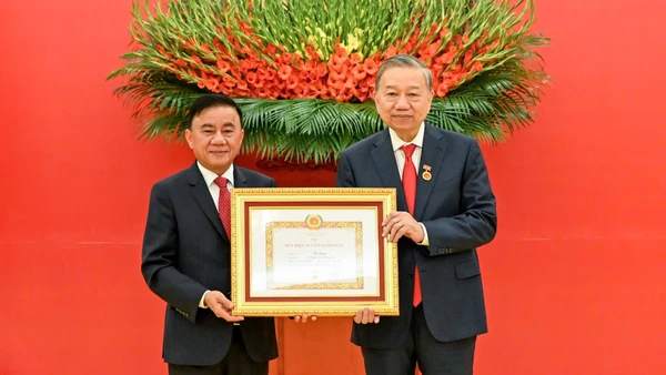 Thường trực Ban Bí thư Trần Cẩm Tú trao Huy hiệu 45 năm tuổi đảng tặng đồng chí Tô Lâm, Tổng Bí thư Ban Chấp hành Trung ương Đảng Cộng sản Việt Nam. (Ảnh: DUY LINH)