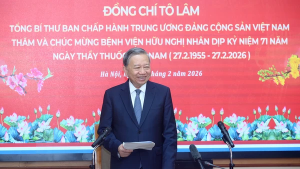Tổng Bí thư Tô Lâm phát biểu chúc mừng cán bộ, nhân viên y tế Bệnh viện Hữu Nghị, nhân dịp kỷ niệm 71 năm Ngày Thầy thuốc Việt Nam (27/2/1955-27/2/2026). (Ảnh: ĐĂNG KHOA)