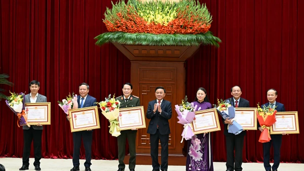 Thường trực Ban Bí thư Trần Cẩm Tú trao Huân chương Lao động hạng Nhất tặng các đơn vị có thành tích xuất sắc trong công tác tham mưu, tổ chức, phục vụ Đại hội XIV của Đảng. (Ảnh: DUY LINH)
