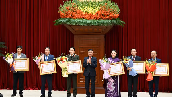 Thường trực Ban Bí thư Trần Cẩm Tú trao Huân chương Lao động hạng Nhất tặng các đơn vị có thành tích xuất sắc trong công tác tham mưu, tổ chức, phục vụ Đại hội XIV của Đảng. (Ảnh: DUY LINH)
