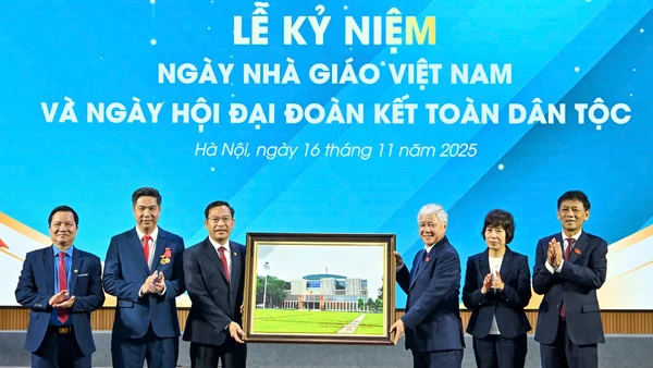 Đồng chí Đỗ Văn Chiến, Ủy viên Bộ Chính trị, Phó Chủ tịch Quốc hội trao tặng Học viện bức ảnh lưu niệm Nhà Quốc hội. (Ảnh: THỦY NGUYÊN)