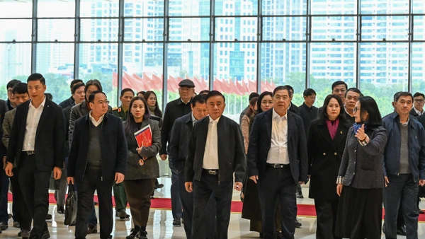 Thường trực Ban Bí thư Trần Cẩm Tú kiểm tra một số hạng mục cải tạo, sửa chữa, nâng cấp hệ thống trang thiết bị phục vụ Đại hội. (Ảnh: DUY LINH)