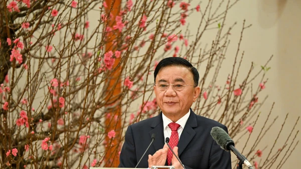 Thường trực Ban Bí thư Trần Cẩm Tú ký ban hành Chỉ thị số 03-CT/TW. (Ảnh: DUY LINH)