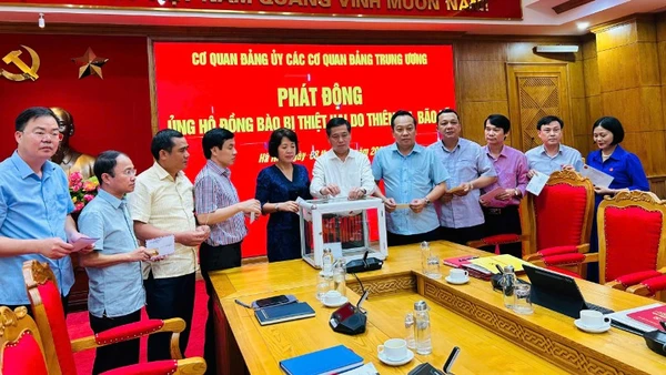 Cán bộ, đảng viên và người lao động cơ quan Đảng ủy các cơ quan Đảng Trung ương chung tay chia sẻ với những thiệt hại của người dân vùng bão lũ.