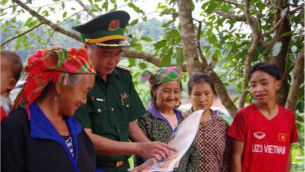 Lực lượng Biên phòng tuyên truyền về phòng chống mua bán người. (Nguồn: Bộ đội Biên phòng)