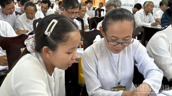 Trường Trung cấp Phật giáo Hòa Hảo có đông học viên thuộc nhiều lứa tuổi theo học.