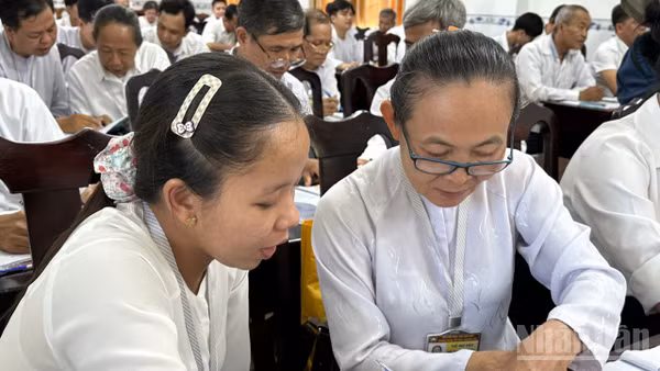 Trường Trung cấp Phật giáo Hòa Hảo có đông học viên thuộc nhiều lứa tuổi theo học.