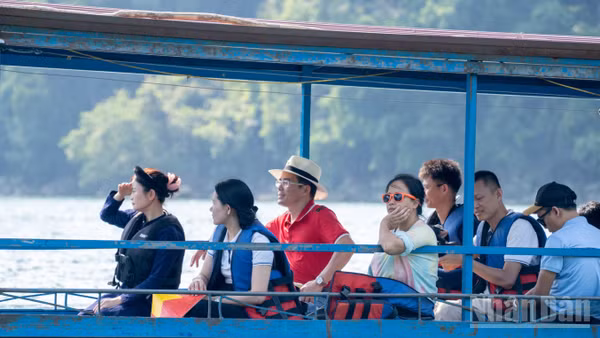 Du khách tham quan hồ Ba Bể.