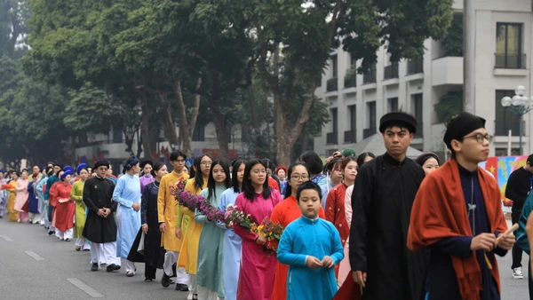 Các bạn trẻ mặc áo dài truyền thống trong chương trình "Tết Việt - Tết phố". (Ảnh: VGP)