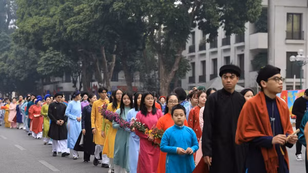 Các bạn trẻ mặc áo dài truyền thống trong chương trình "Tết Việt - Tết phố". (Ảnh: VGP)