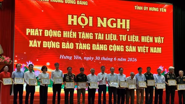 Lãnh đạo Văn phòng Trung ương Đảng trao giấy chứng nhận hiến tặng hiện vật xây dựng Bảo tàng Đảng Cộng sản Việt Nam.