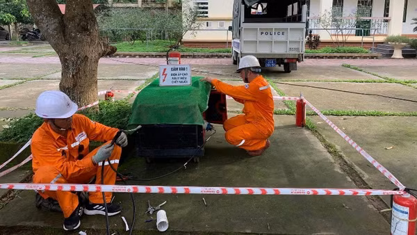 Triển khai, hoàn tất phương án bảo đảm cung cấp điện an toàn, ổn định tại các điểm thi trong Kỳ thi trung học phổ thông. (Ảnh: EVN)