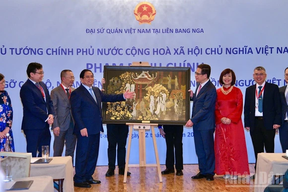 Thủ tướng Chính phủ Phạm Minh Chính tặng quà lưu niệm cho Đại sứ quán Việt Nam tại Liên bang Nga. (Ảnh: Thanh Giang)