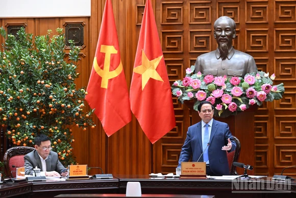 Thủ tướng Phạm Minh Chính chủ trì cuộc họp với các bộ, ngành liên quan về trọng tâm chính sách tiền tệ và chính sách tài khóa. (Ảnh: TRẦN HẢI)