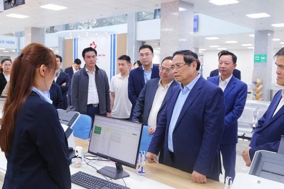 Thủ tướng Chính phủ Phạm Minh Chính thăm Trung tâm phục vụ hành chính công tỉnh Quảng Ninh. (Ảnh: VGP/Nhật Bắc)
