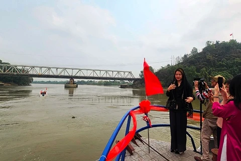 Cây cầu Hàm Rồng lịch sử cùng tour du lịch trên sông Mã hấp dẫn khách du lịch.