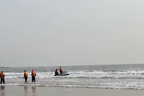 Lực lượng chuyên nghiệp tìm kiếm 2 thiếu nhi mất tích khi tắm biển.