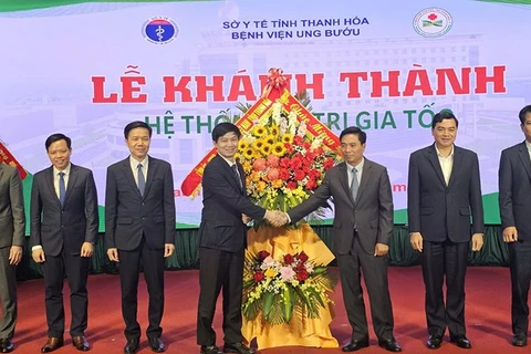 Lãnh đạo tỉnh Thanh Hóa tặng lẵng hoa, chúc mừng ngành y tế Thanh Hóa nhân Ngày thầy thuốc Việt Nam.