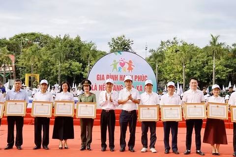 Lãnh đạo tỉnh Thanh Hóa trao tặng bằng khen các tập thể, cá nhân có thành tích xuất sắc trong công tác gia đình.