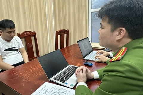 Công an xét hỏi đối tượng liên quan hành vi mua, bán động vật hoang dã quý hiếm.