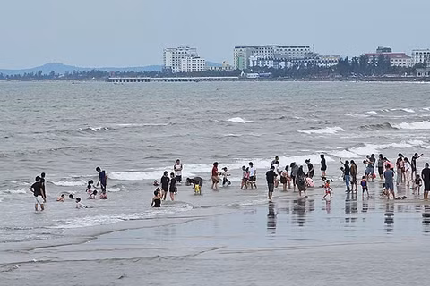 Một góc bãi biển cùng cơ sở lưu trú ở Khu du lịch biển Hải Tiến, tỉnh Thanh Hóa.