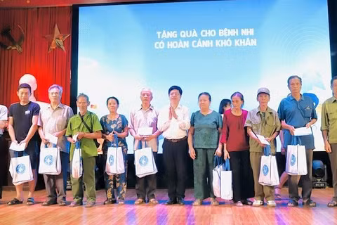 Ban Tổ chức trao tặng quà cho các gia đình có hoàn cảnh khó khăn.