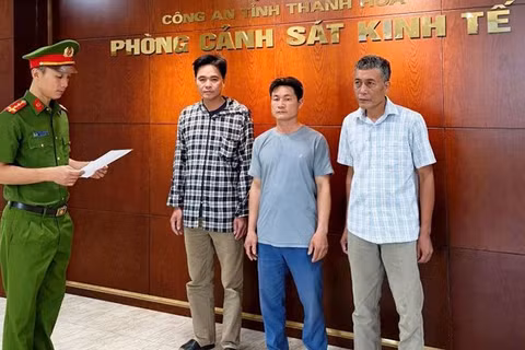 Cơ quan Công an thi hành quyết định khởi tố các bị can.