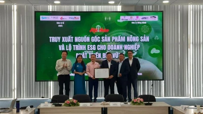 Trao quyết định tiếp nhận dự án tham gia chương trình ươm tạo cho Công ty cổ phần Công nghệ Checkee.