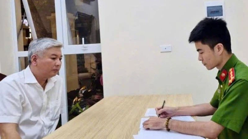 Tạm giữ hình sự đối tượng gây rối trật tự công cộng sau vụ va chạm và hành hung trên cầu vượt Hà Nội
