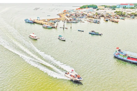 Cán bộ, chiến sĩ Bộ đội Biên phòng Thành phố Hồ Chí Minh tuần tra, kiểm soát trên sông.