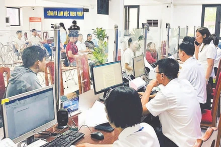 Người dân đến làm thủ tục hành chính tại điểm phục vụ hành chính công xã Ô Diên.