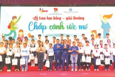 Các em học sinh có hoàn cảnh khó khăn nhận học bổng "Chắp cánh ước mơ" . (Ảnh DŨNG NHÂN)