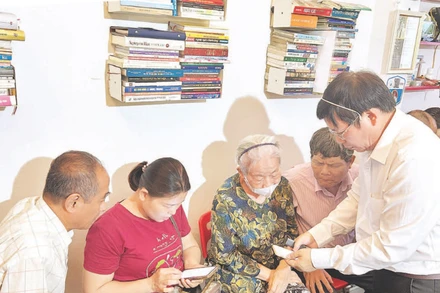 Thầy giáo Đinh Ngọc Sơn hướng dẫn học viên tạo tài khoản email.