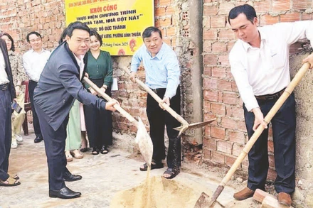 Lãnh đạo thành phố Đà Nẵng và đại diện Tổng công ty Điện lực miền trung tại lễ khởi công căn nhà cho gia đình ông Đỗ Đức Thành, trú tại 282/12 Trưng Nữ Vương, thành phố Đà Nẵng.