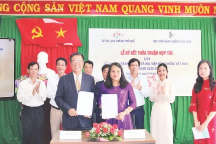 Hai đơn vị ký kết biên bản ghi nhớ hợp tác. (Ảnh HỮU PHÚC)