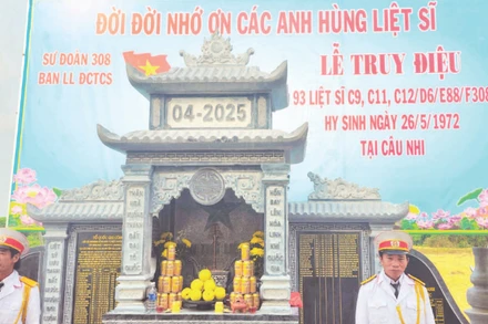 Bia tưởng niệm 93 liệt sĩ hy sinh gần chân cầu Câu Nhi, xã Nam Hải Lăng, tỉnh Quảng Trị.