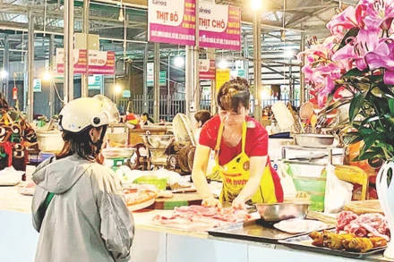 Một gian hàng thực phẩm tươi sống tại chợ Ngọc Lâm (phường Bồ Đề).