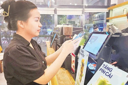 Người tiêu dùng thanh toán dịch vụ ăn uống qua tài khoản của doanh nghiệp. (Ảnh THẾ ANH)