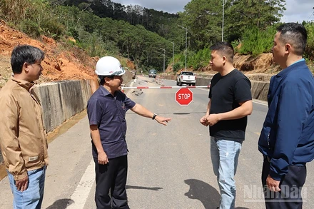 Giám đốc Sở Xây dựng tỉnh Quảng Ngãi Nguyễn Phúc Nhân chỉ đạo “nóng” tại hiện trường vết nứt mặt đường tại tại Km112+200 Quốc lộ 24.