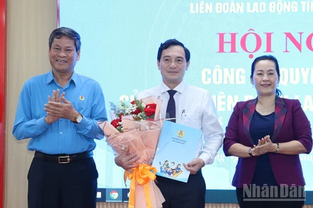 Lãnh đạo Tổng Liên đoàn Lao động Việt Nam và Tỉnh ủy Quảng Ngãi trao Quyết định và tặng hoa chúc mừng đồng chí Đinh Quốc Tuấn. 