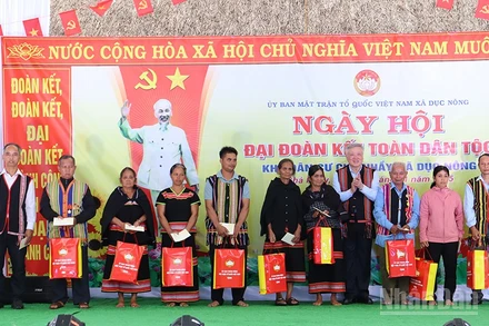 Phó Thủ tướng Thường trực Chính phủ Nguyễn Hòa Bình tặng quà cho người dân thôn Chả Nhầy, xã biên giới Dục Nông.