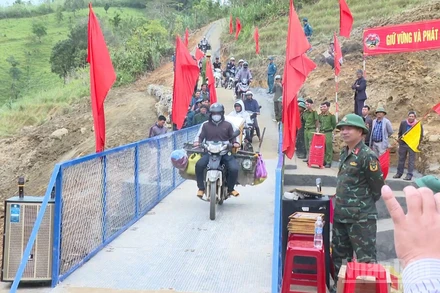 Tuyến đường tạm được đưa vào sử dụng, giúp nhân dân xã Ngọc Linh đi lại, vận chuyển nông sản thuận tiện.