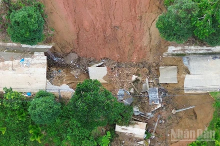 Các đợt thiên tai liên tiếp xảy ra trên địa bàn Quảng Ngãi trong tháng 10 và 11 vừa qua gây thiệt hại nặng nề, trong đó thiệt hại nặng nhất là hạ tầng giao thông.