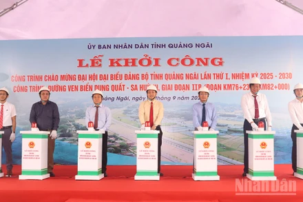 Thực hiện nghi thức khởi công công trình đường ven biển Dung Quất-Sa Huỳnh, giai đoạn IIb, đoạn Km76+230-Km82+000.